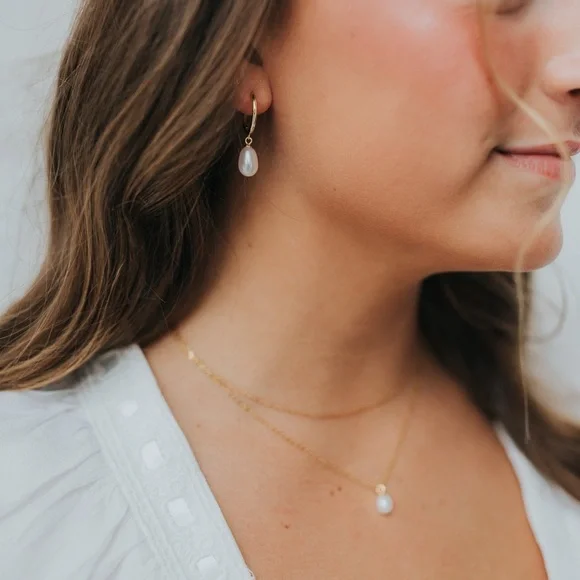 Elegant Gold and White Pearl Earrings - Picture 2 of 3